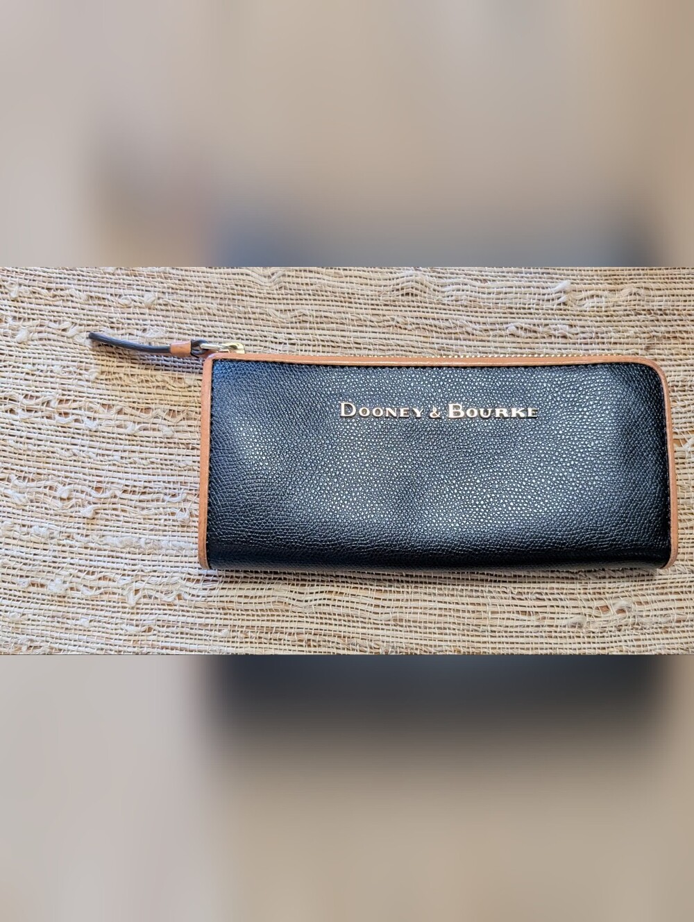 EUC Dooney & Bourke City Zip Clutch Wallet Black